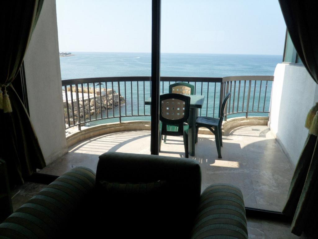 Holiday Suites Hotel & Beach Resort Jounieh Rom bilde